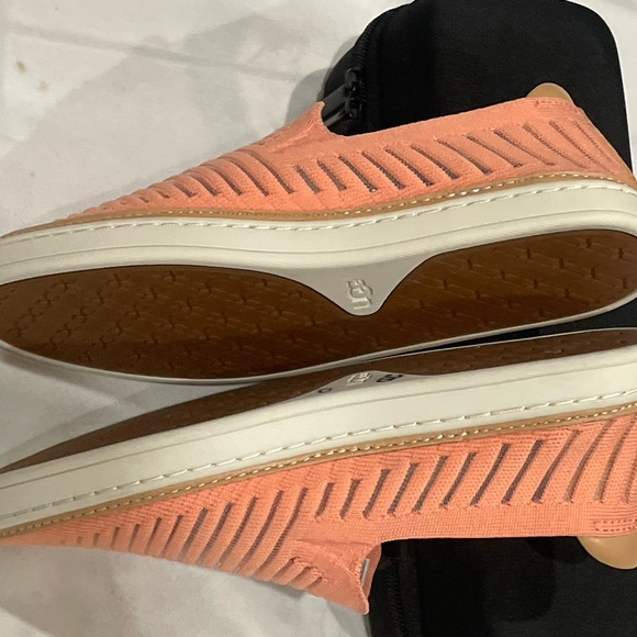 UGG Coral Knit Slip-On Sneakers looks New perfect condition - Picture 7 of 7